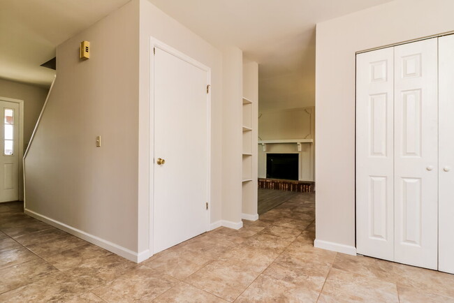 Building Photo - 17 Hollow Tree Ct