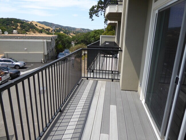 Foto del edificio - BEAUTIFULLY UPDATED 2 BD/1.5 BA, 2-STORY, END UNIT CONDO WITH GREAT HILL VIEWS IN SAN RAFAEL