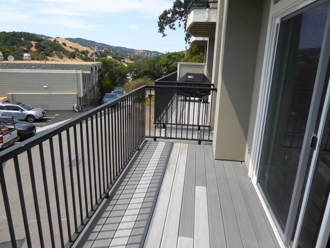 Building Photo - TWO BEDROOM END UNIT TWO-STORY CONDO WITH GREAT VIEWS IN SAN RAFAEL