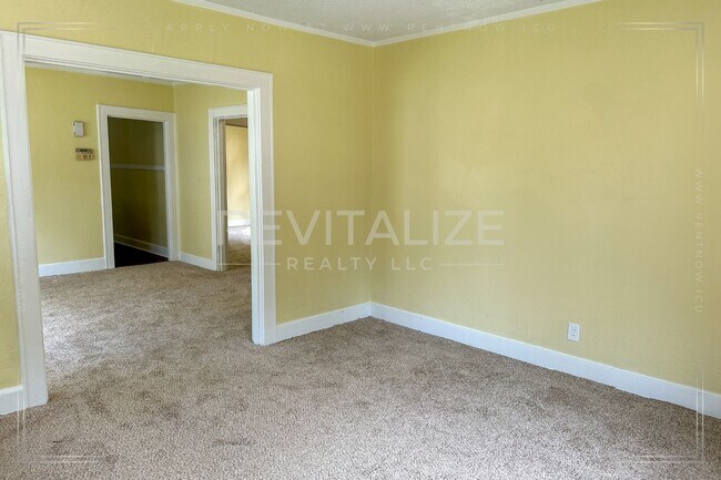 Building Photo - Fresh and Cute 3 Bed Home Close to Downtow...
