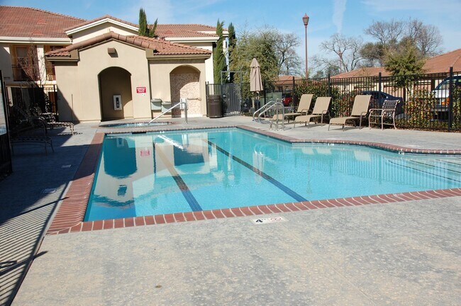 Building Photo - Nice Condo w/Garage in Roseville