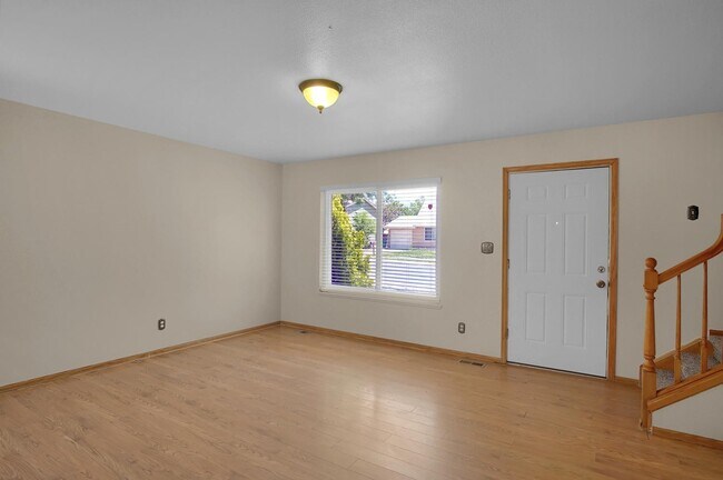 Building Photo - Nice 4 Bed 2 Bath Home with Oversized Gara...