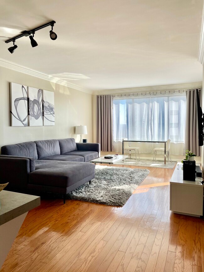 Foto del edificio - 3481 Lakeside Dr NE