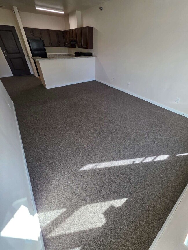 Building Photo - 2 Bedroom | 1 Bathroom 2nd Floor Apartment Available RIGHT NOW!