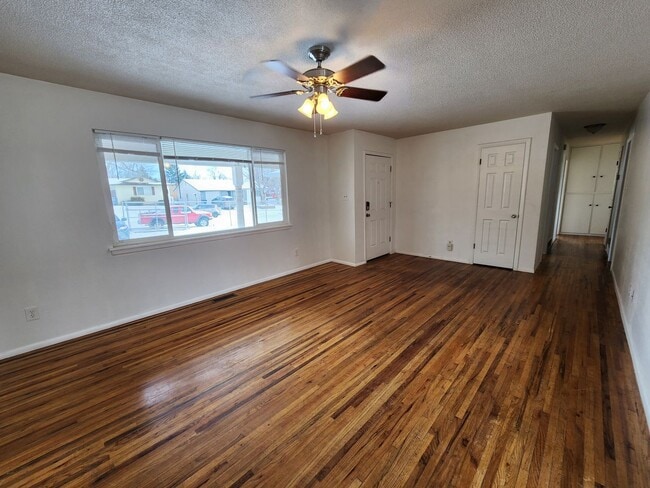 Building Photo - Stunning 3 Bed 2 Bath Home Near Prospect Lake