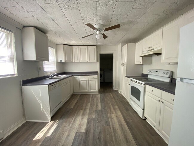 Building Photo - Amazing 3BR/1.5BA plus Bonus room in Columbia