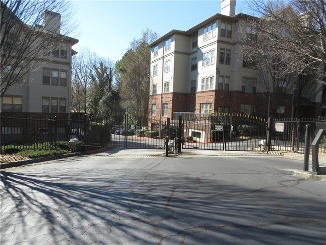 Building Photo - 5559 Glenridge Dr