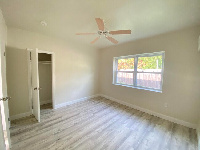Building Photo - 859 NE 90th St