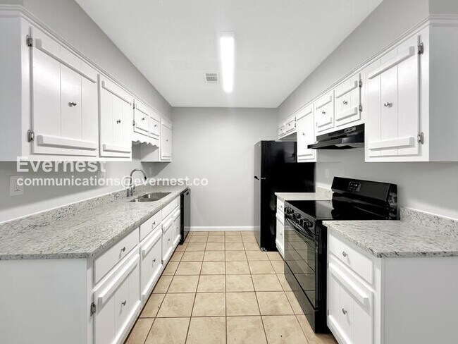 Foto del edificio - 3 Bed, 2 Bath Home with Fenced Yard / Pet-Friendly / Coming Soon!