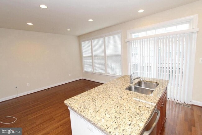 Foto del edificio - 8043 Reserve Way