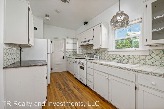 Building Photo - 3 br, 2 bath House - 2710 E. 6th Street