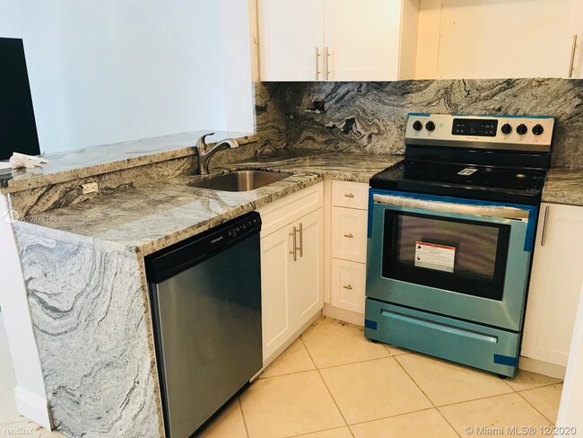 Building Photo - 1 br, 1 bath Condo - Coral Pointe Townhomes