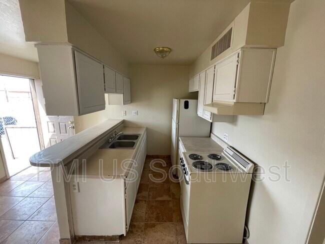 Foto del edificio - 2070 Riviera Blvd