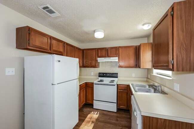 Foto del edificio - 5931 Shadydell Dr