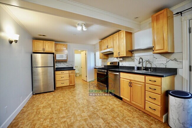 Building Photo - 521-523 C St