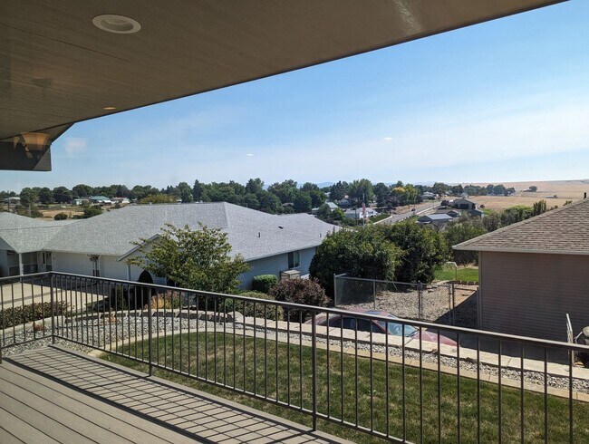 Building Photo - Wonderful 3 bedroom 2 bath Orchards condo