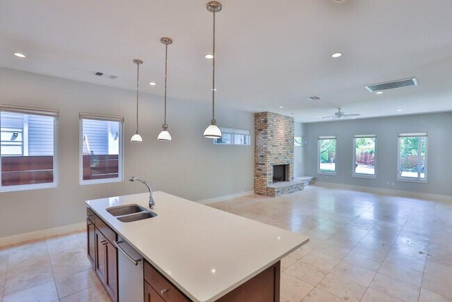 Foto del edificio - Stunning 3 bedroom, 3.5 bathroom Home in A...