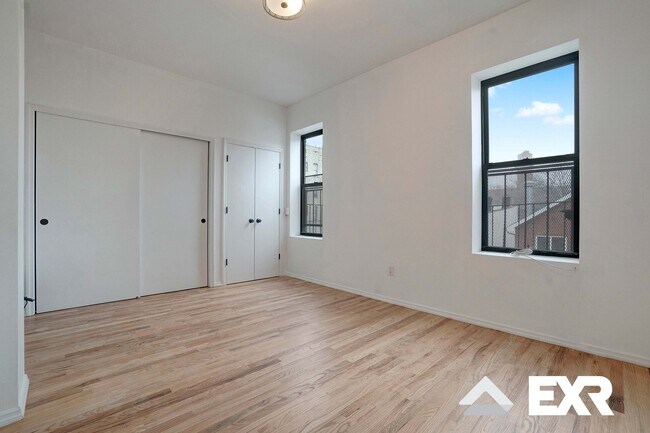 Foto del edificio - 693 Madison St