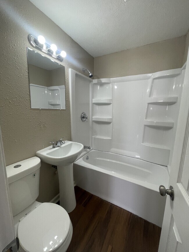 Building Photo - Updated 2 bedroom, 1 bathroom apartment wi...