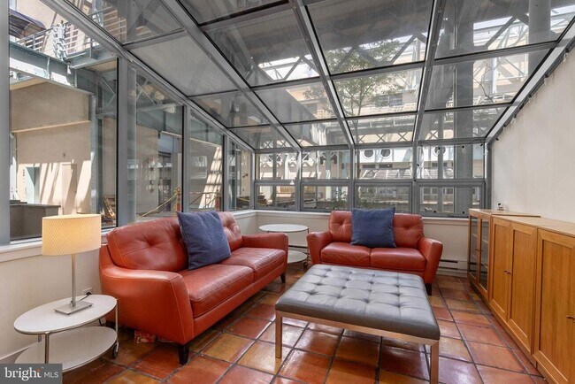 Foto del edificio - 7 N Christopher Columbus Blvd