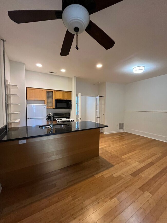 Foto del edificio - Bright One Bedroom Apartment in Spring Gar...