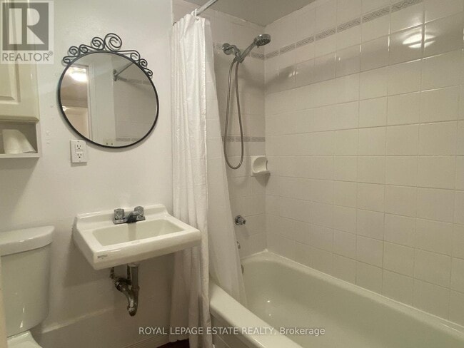 Building Photo - 114 Baldwin St