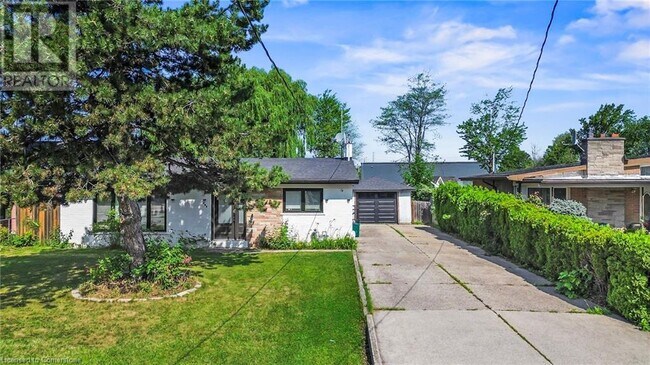 Building Photo - 523 Pinegrove Rd