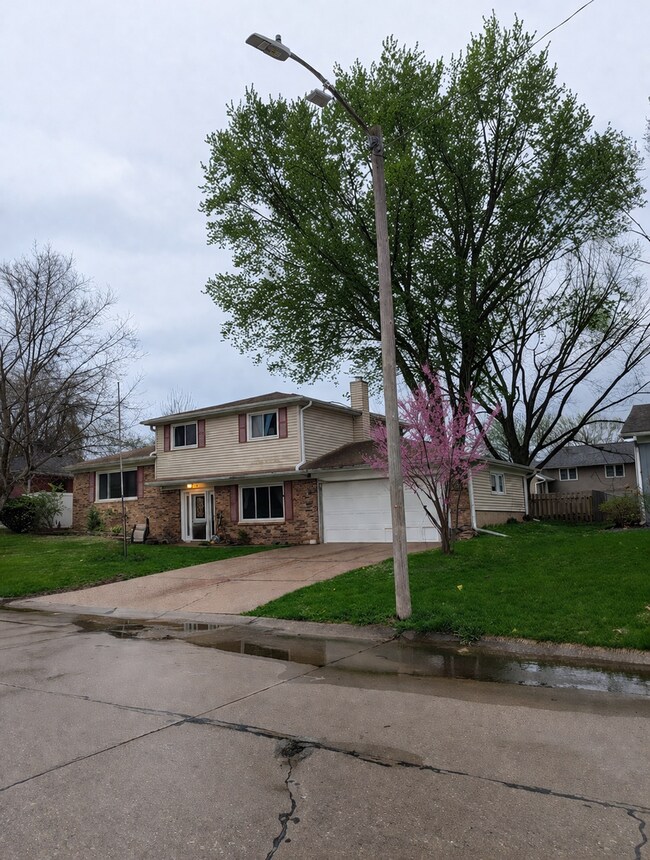 Foto del edificio - 4 Bedroom East Moline Home with Space Style and Comfort!