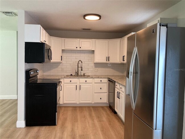 Foto del edificio - 7131 Orpine Dr N