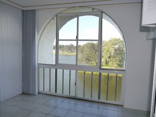 Building Photo - Fresh with fabulous view - cozy 1 BR condo...