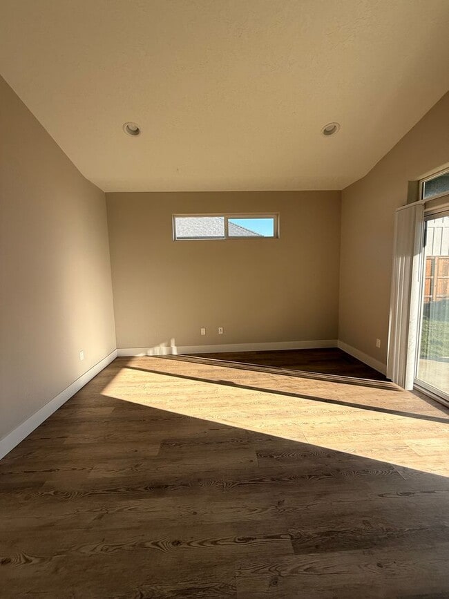 Building Photo - Large Fenced in Yard! 3Bd 2Ba Duplex