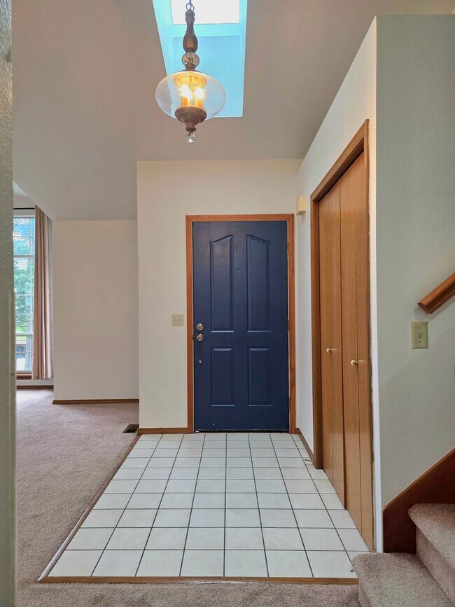 Foto del edificio - Federal Way tri-level rental home - 3 bedroom plus den, 3 bathrooms, 2 car garage, Available NOW!