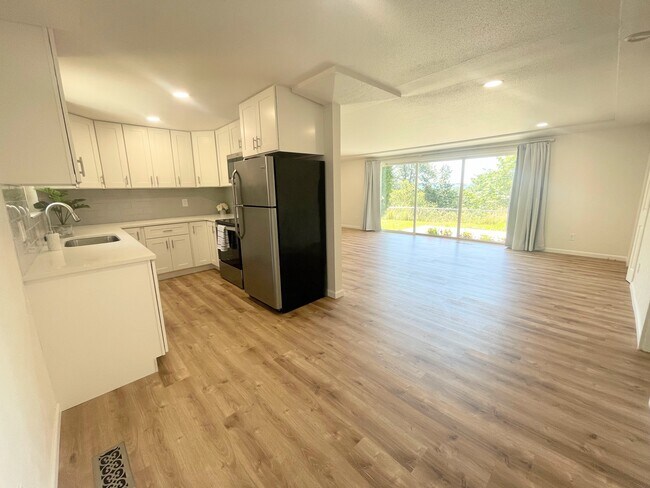 Kitchen, living room and dining area - 1610 Porter Way