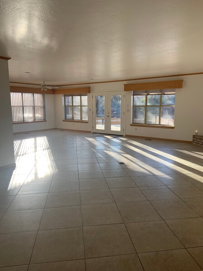 Foto del edificio - 4754 Hemlock Cir