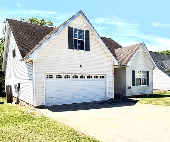 Foto del edificio - Nice home awaiting you to call home today- close to shopping and dining