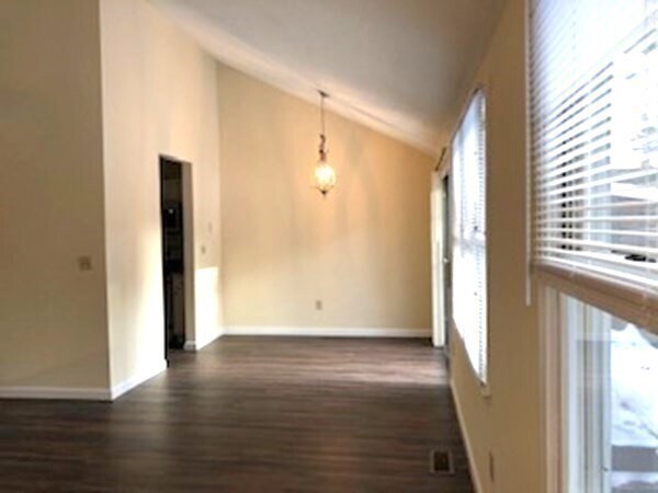 Building Photo - 30 E Bluff Rd