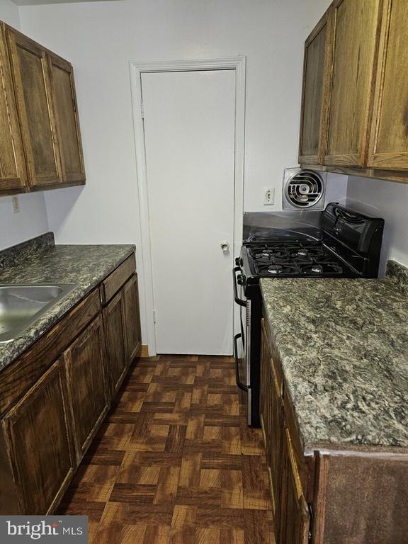 Building Photo - 7613 Fontainebleau Dr
