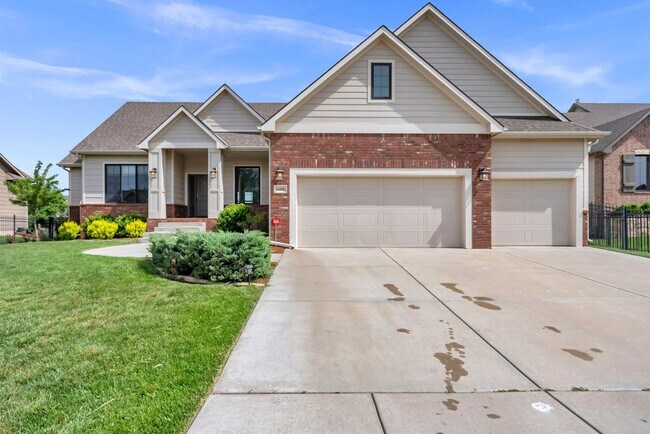 Building Photo - Luxury Home - Month-to-Month Lease - Avail...