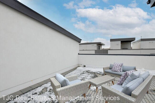 Building Photo - 2 br, 2.5 bath House - 4923 Lowell Blvd Un...