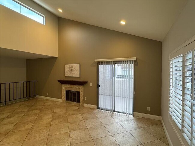Foto del edificio - 444 Golden Springs Dr