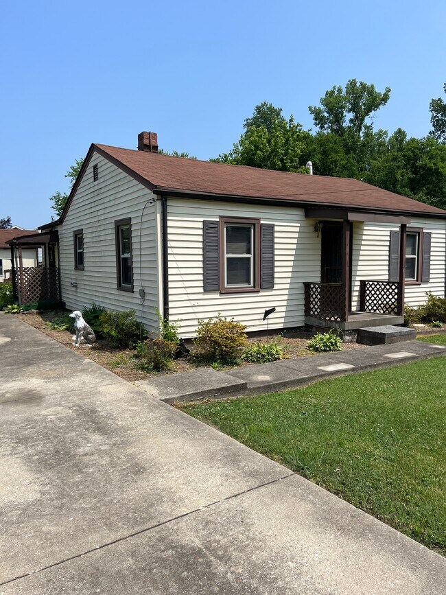 Front side with driveway - 808 Cheri Way