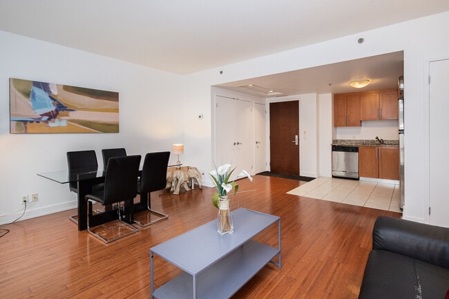 Building Photo - 244 Rue De la Gauchetière O