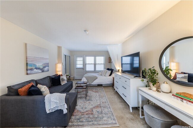Foto del edificio - 319-325-325 E Broadway