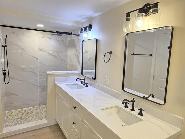 Foto del edificio - 5060 Evergreen Forest Ln