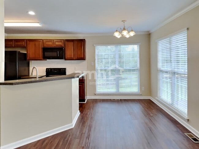 Building Photo - 140 Tennyson Ct