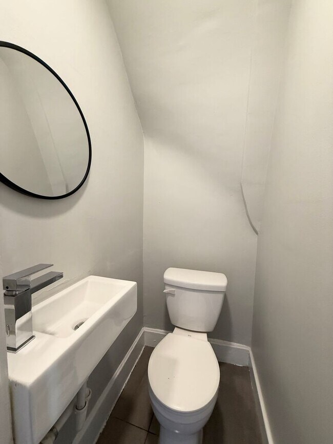 Foto del edificio - Totally renovated! Close to the F.C. Stadium! Over the Rhine!