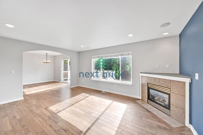 Building Photo - 3 BED & 2.5 BATH  FOR RENT