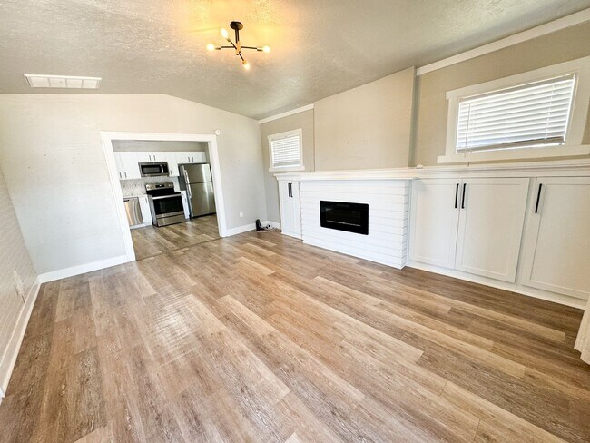 Foto del edificio - 2 Bedroom / 1 Bath Duplex in Paseo District!