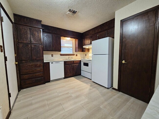 Foto del edificio - (3) Bed/(2) Bath Avail NOW! Pets Negotiable!