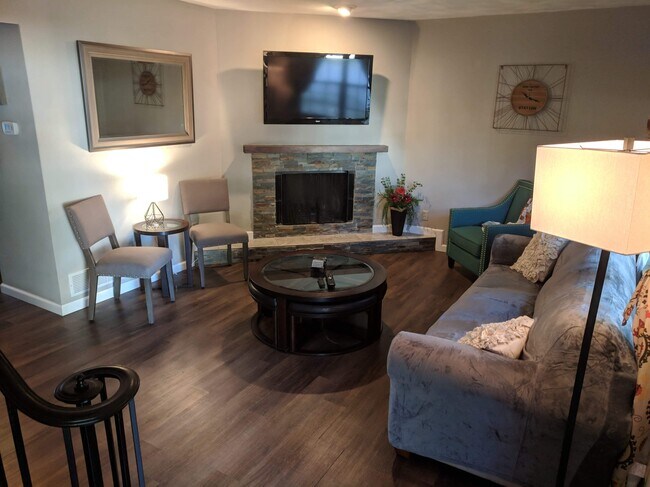 Sala de estar con chimenea de leña - 833 Nowland Ct